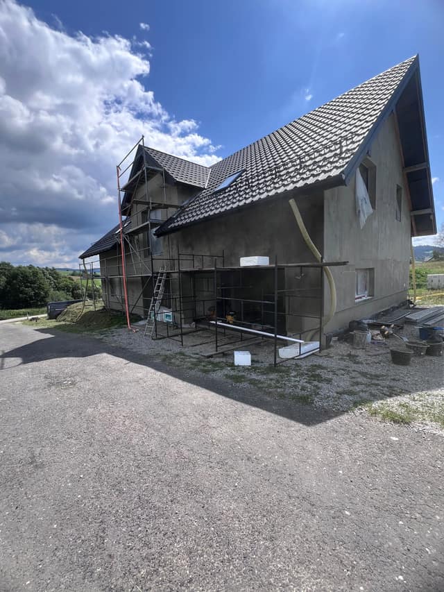 Dom z warstwą zbrojącą z siatką na ścianach, przed tynkowaniem